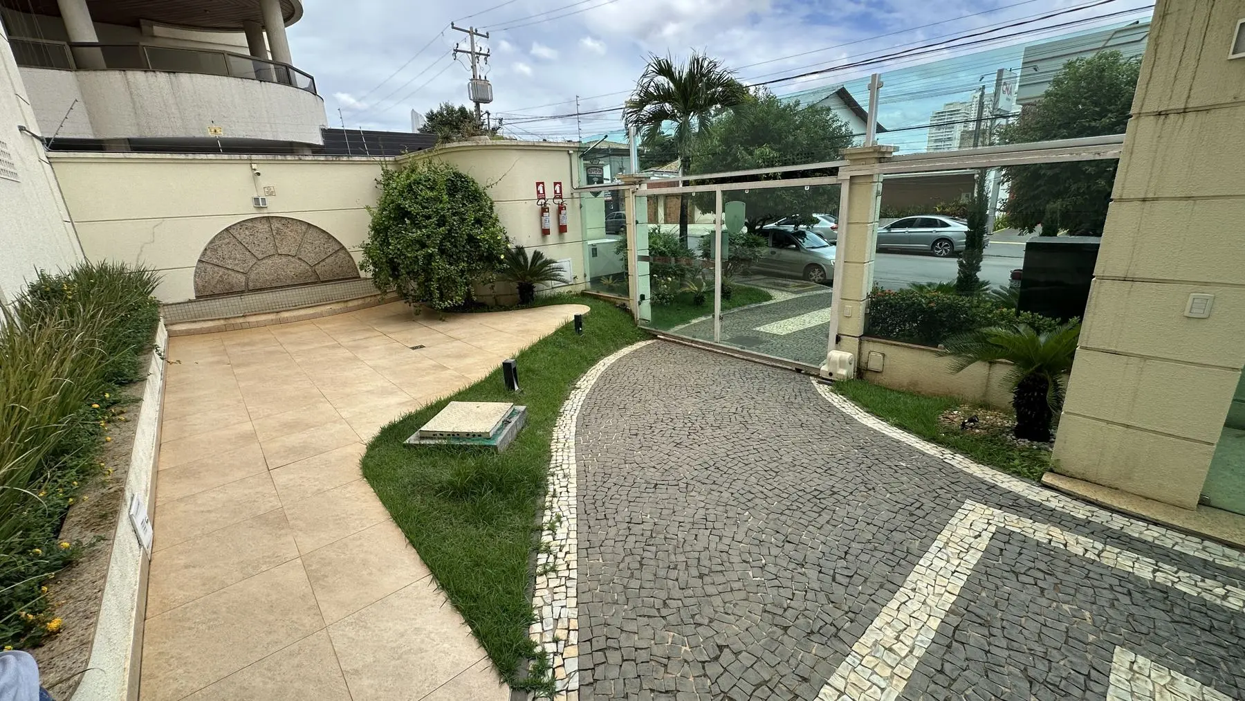 Áreas comuns e jardim de um condomínio