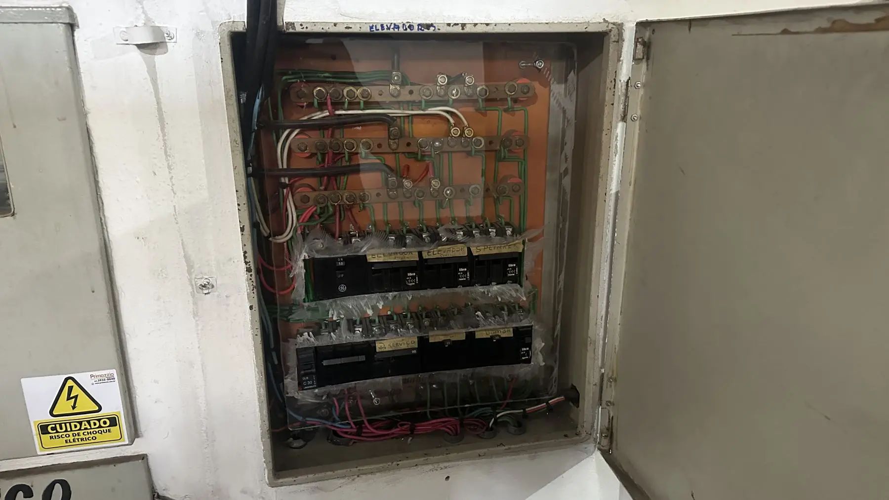 Quadro elétrico em inspeção
