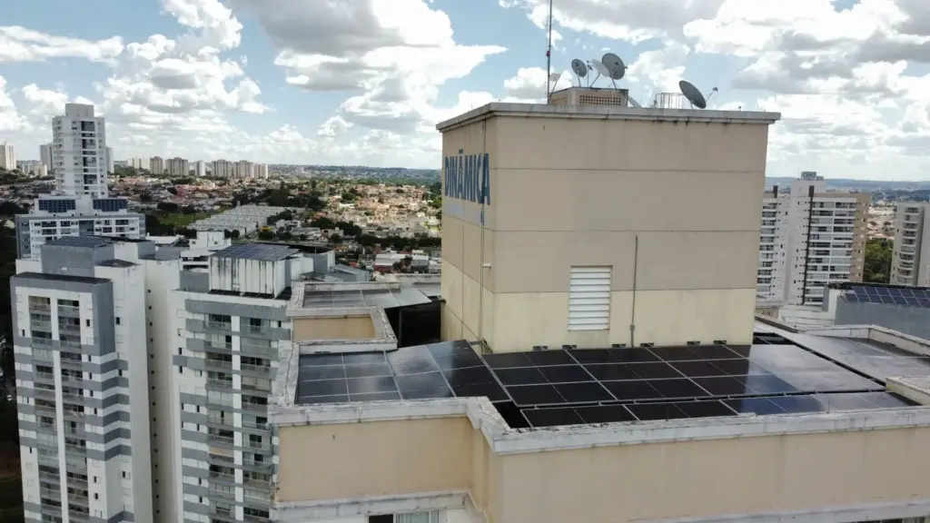 Painéis solares na cobertura de um edifício